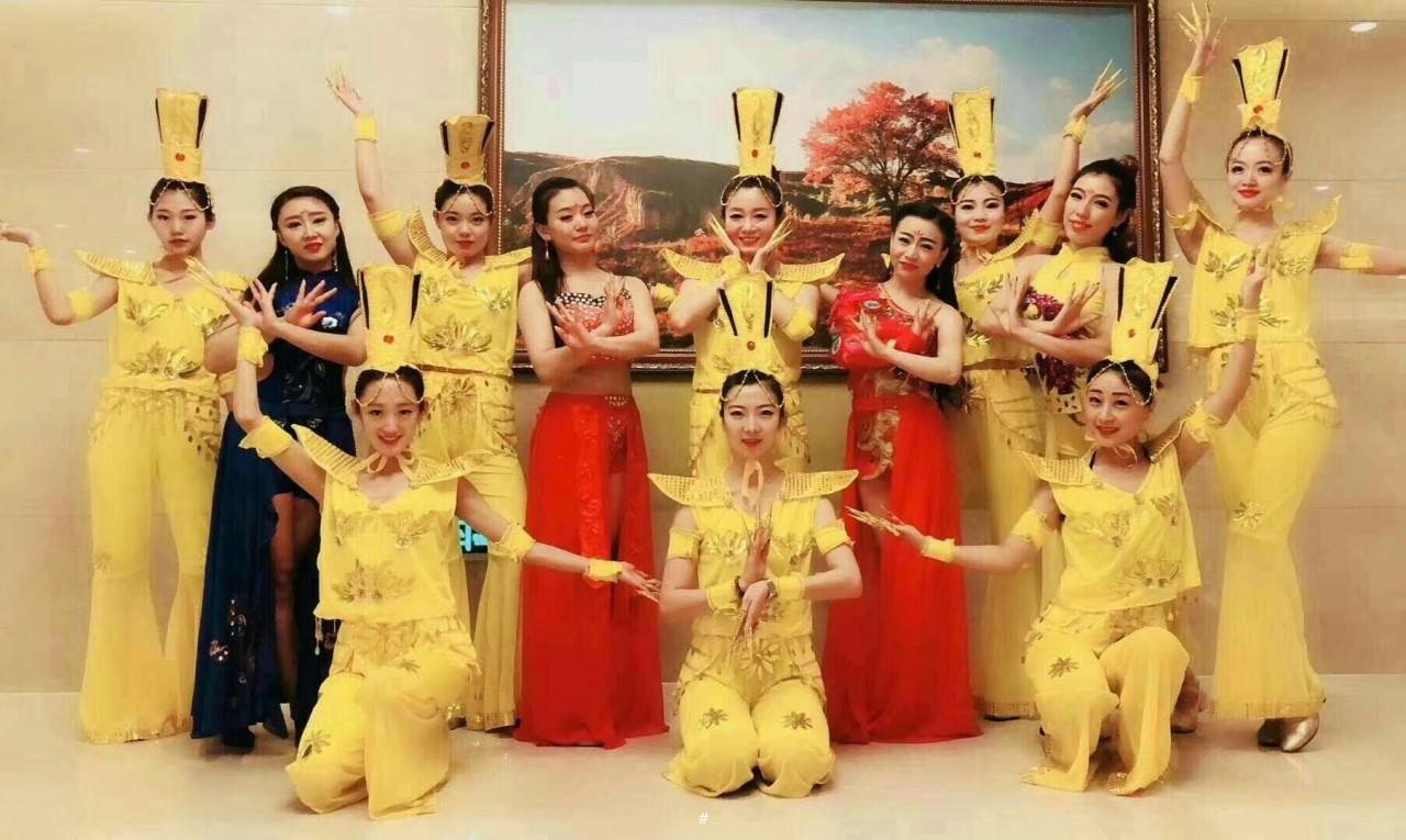 承接活动执行，礼仪模特主持人